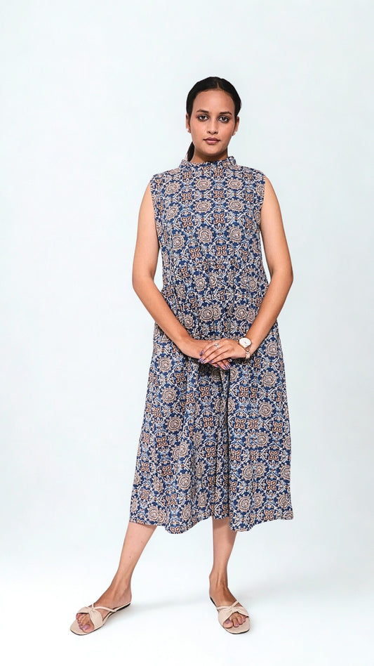 Woman sleeveless Floral patterned dress