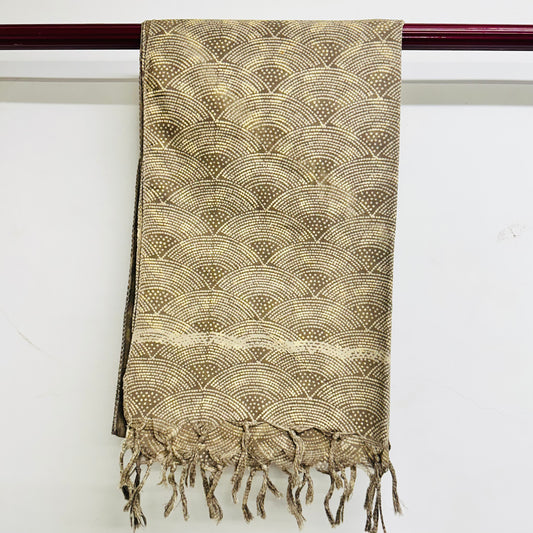 Textured scarf with geometric pattern
